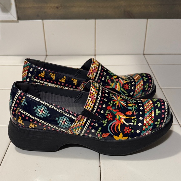 Dansko NWOT Winona Folk Patent Print Size 39; 8.5/9 according to Dansko website - Picture 1 of 13